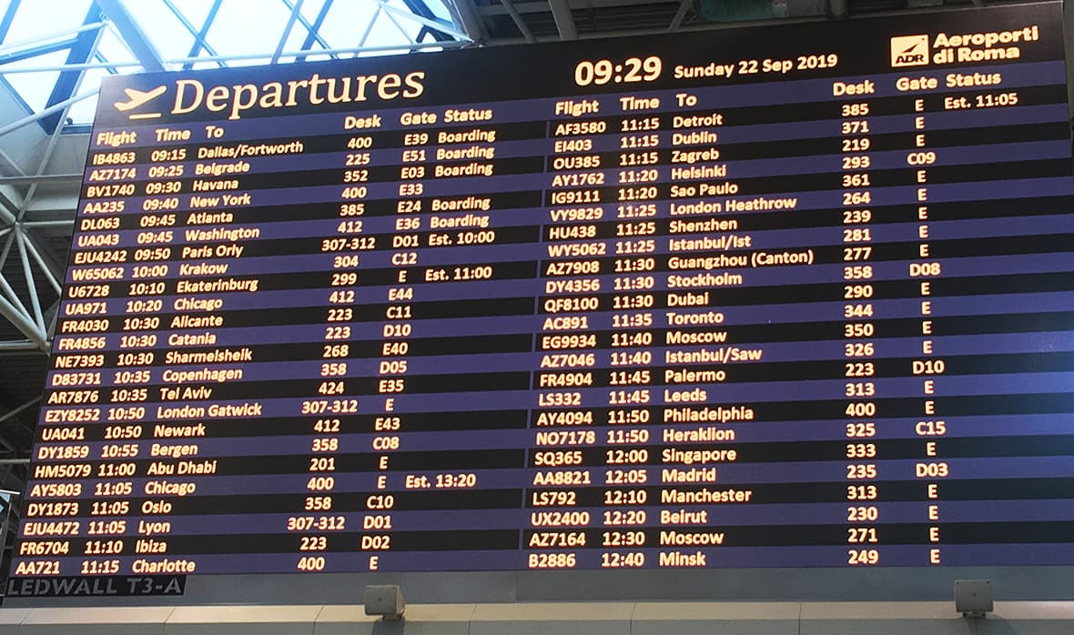 イタリア、ローマフィウミチーノ空港の電光掲示板