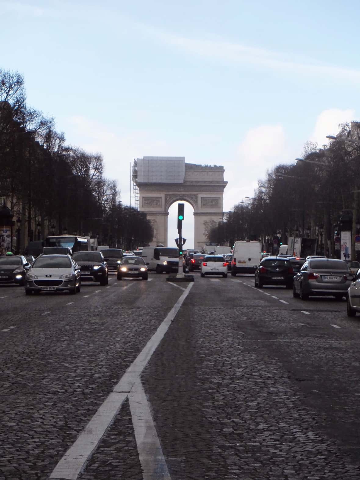 あいにく工事中のパリの凱旋門