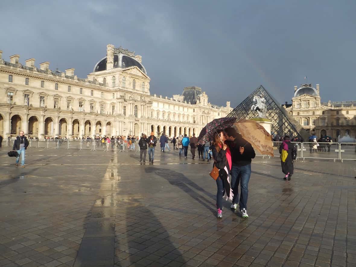 パリのルーブル美術館、キスをするカップルの背後には虹がかかる