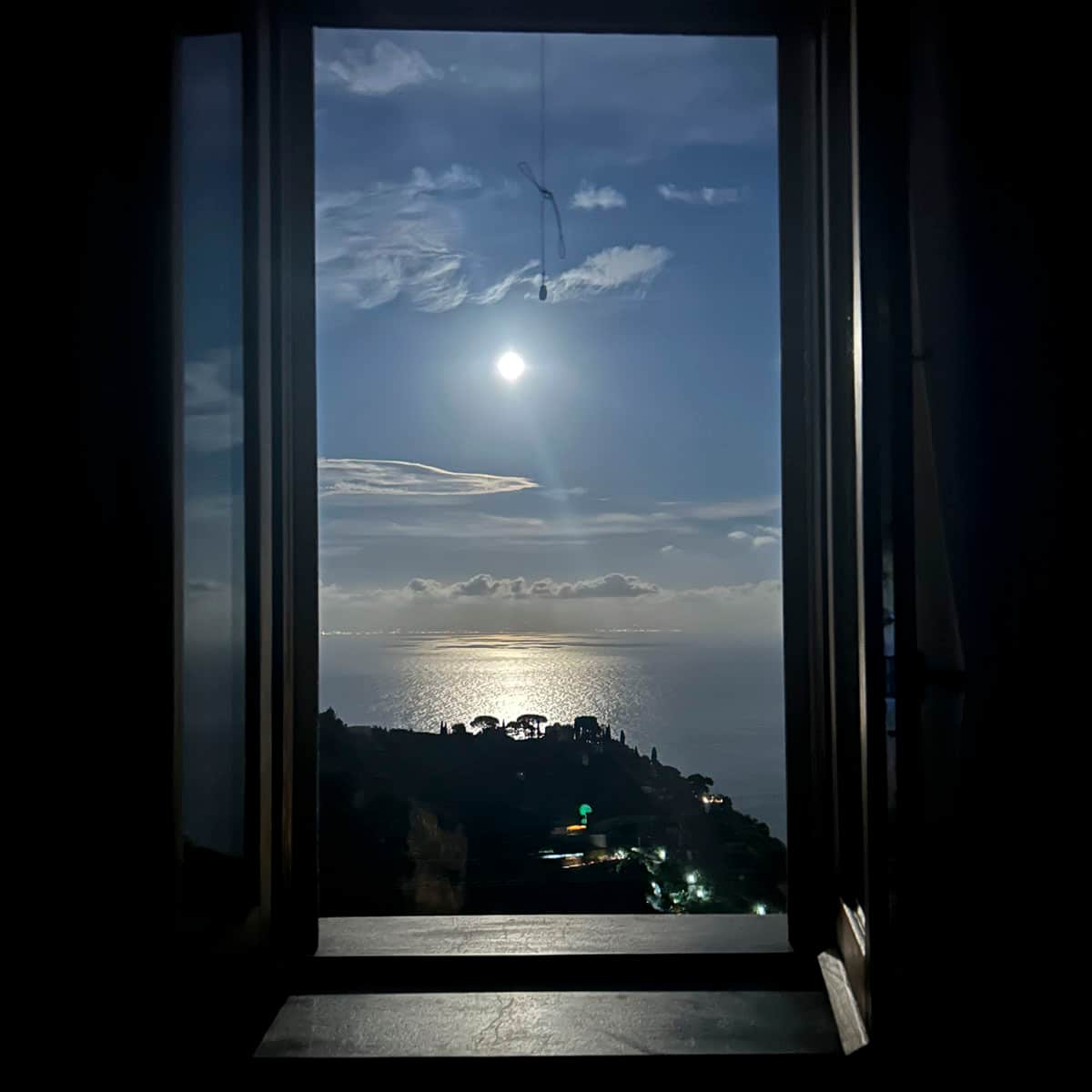 アマルフィの隣町ポントーネに滞在。シービューのホテルで月が綺麗でした