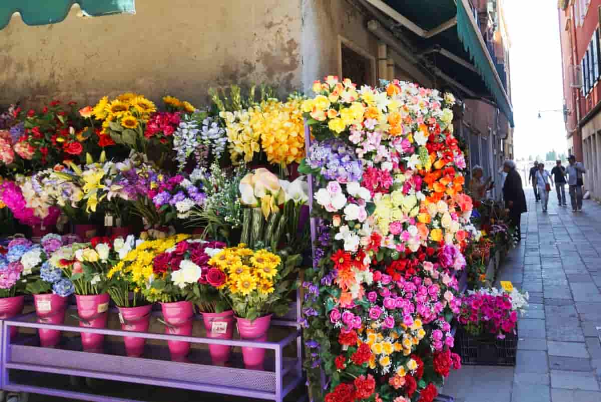 ヴェネチアのお花屋さん、溢れんばかりの花が街角に