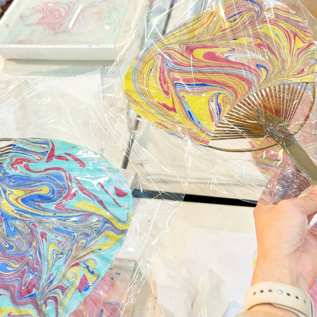 木製うちわをマーブリング