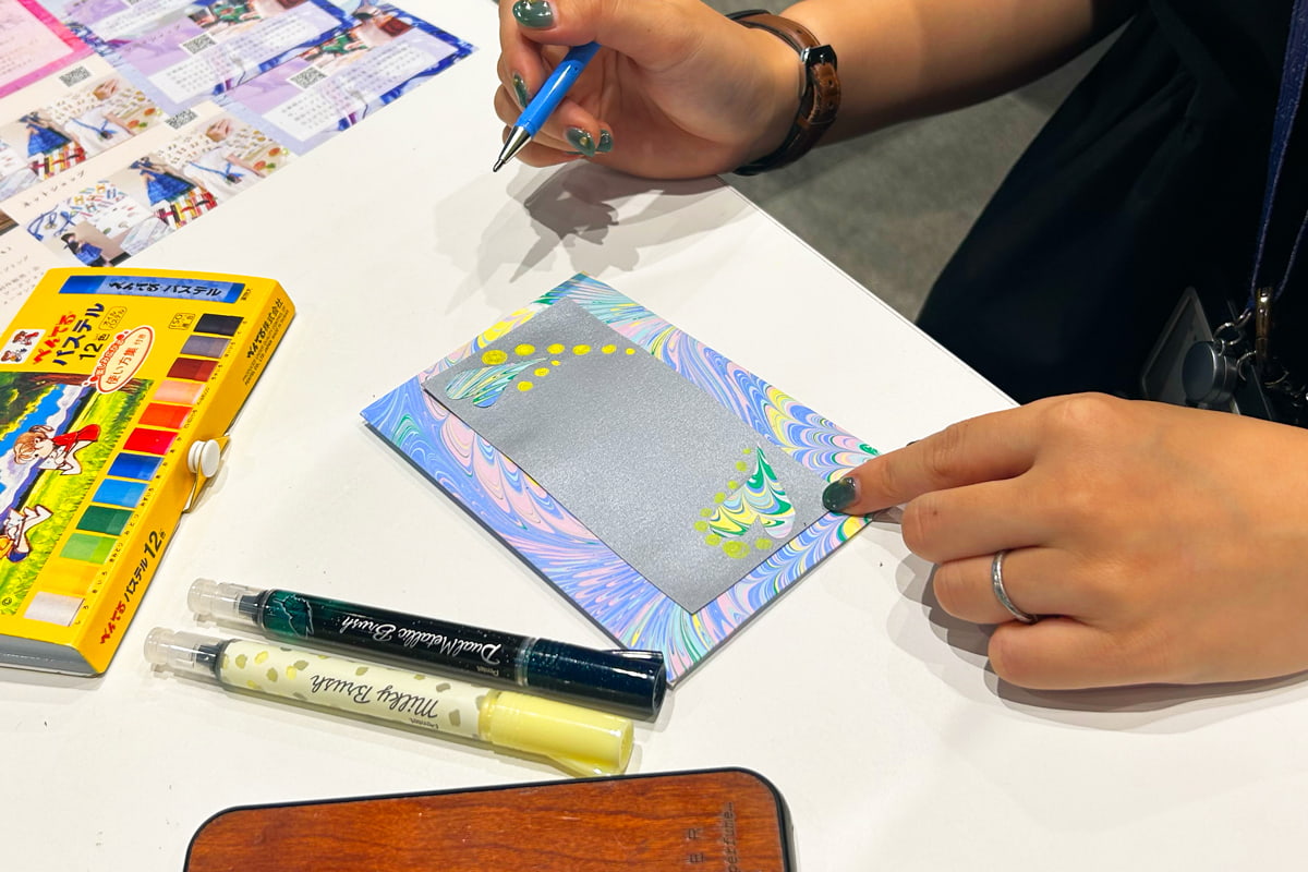 世界にひとつだけのお手紙づくりのマーブリングペーパーワークショップ日本橋LOOP会場の様子