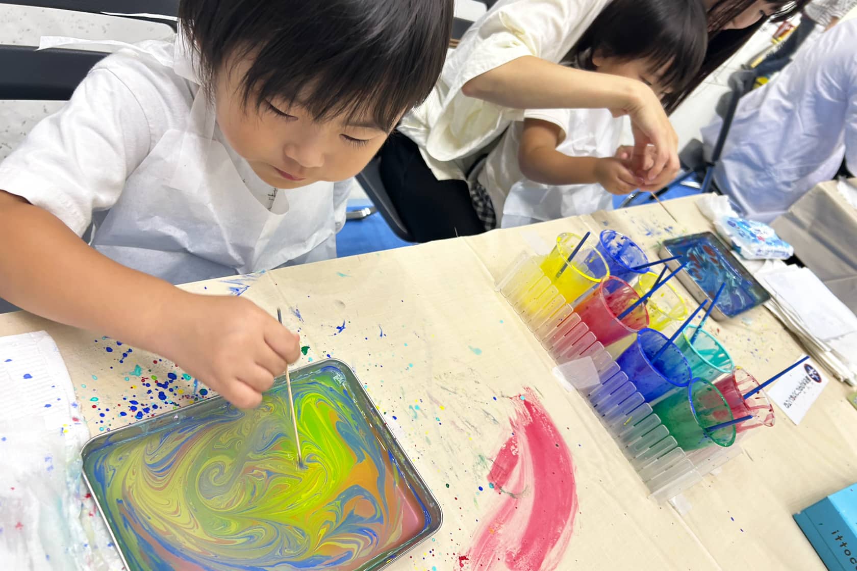小さなお子様でも一人でマーブリングは可能です。