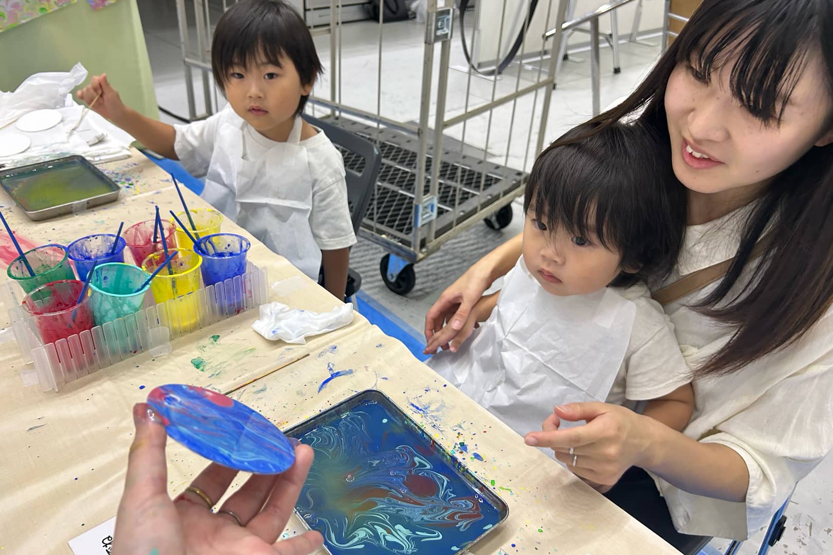 ママにアシストしてもらってマーブリング！