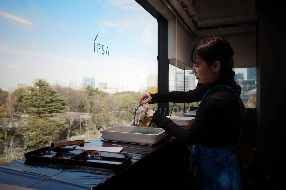 新アクアの世界観を自身の感性で表現し、自然に発信したくなる美しさを意識し、マーブリング制作環境を整えさせていただきました