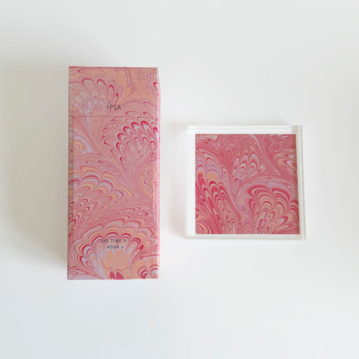 イプサの薬用化粧水「ザ・タイムR アクア」のマーブリングデザイン