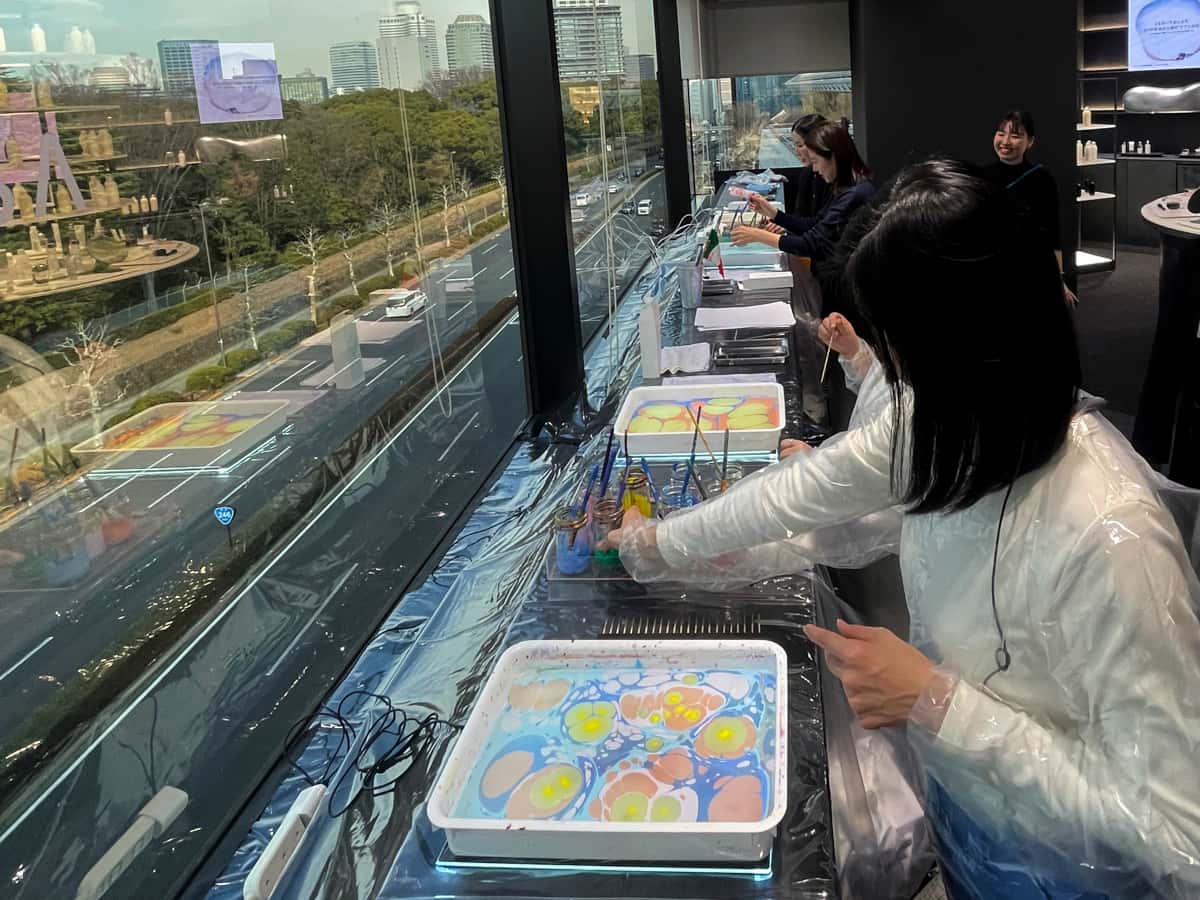 株式会社イプサ海外の美容メディア・インフルエンサーさま方に楽しんでいただいているマーブリングアート