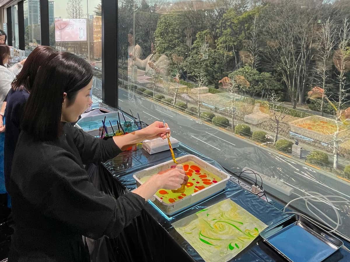 株式会社イプサ海外の美容メディア・インフルエンサーさま方に楽しんでいただいているマーブリングアート