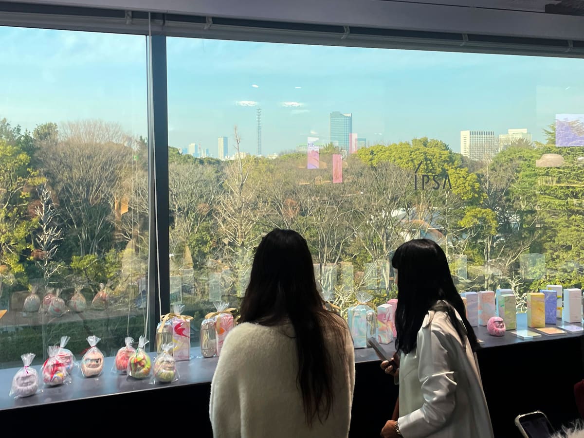 株式会社イプサ海外の美容メディア・インフルエンサーさま方に楽しんでいただいているマーブリングアート